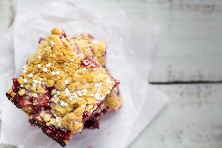 Homemade Berry Bars with Streusel Topping